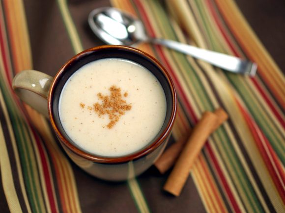 Sabor y tradición: Rollo de carne, atol de arroz, mermelada de piña y plátano