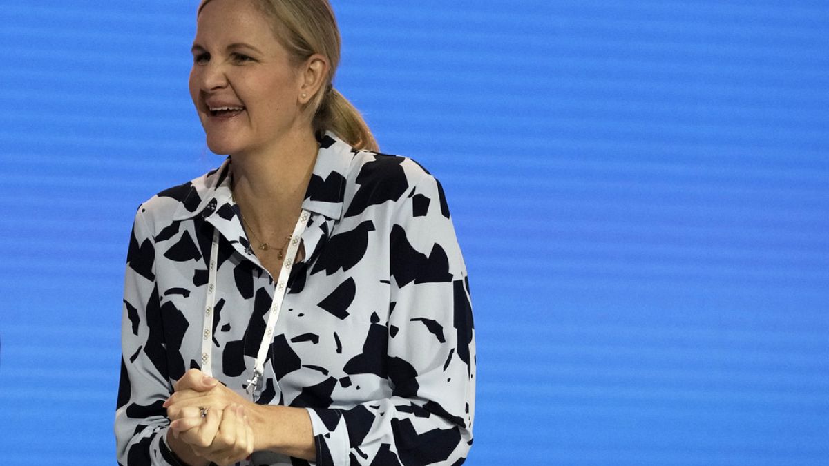 Doble campeona olímpica Kirsty Coventry se convierte en la primera mujer en presidir el COI