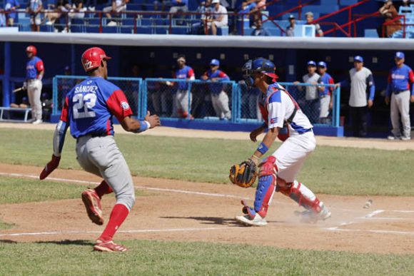 Tigres y Leones mantienen su dominio en la III Liga Élite del Béisbol Cubano