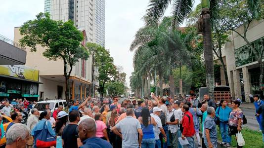 Pacientes sufren por las medicinas y Petro monta show contra farmacéuticos