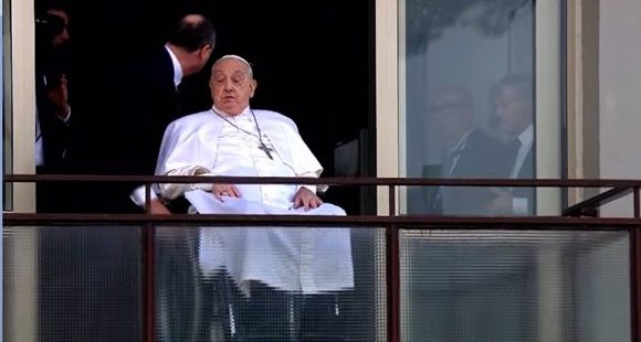 El Papa recibe el alta y saluda a los fieles tras 37 días ingresado en el Hospital Gemelli