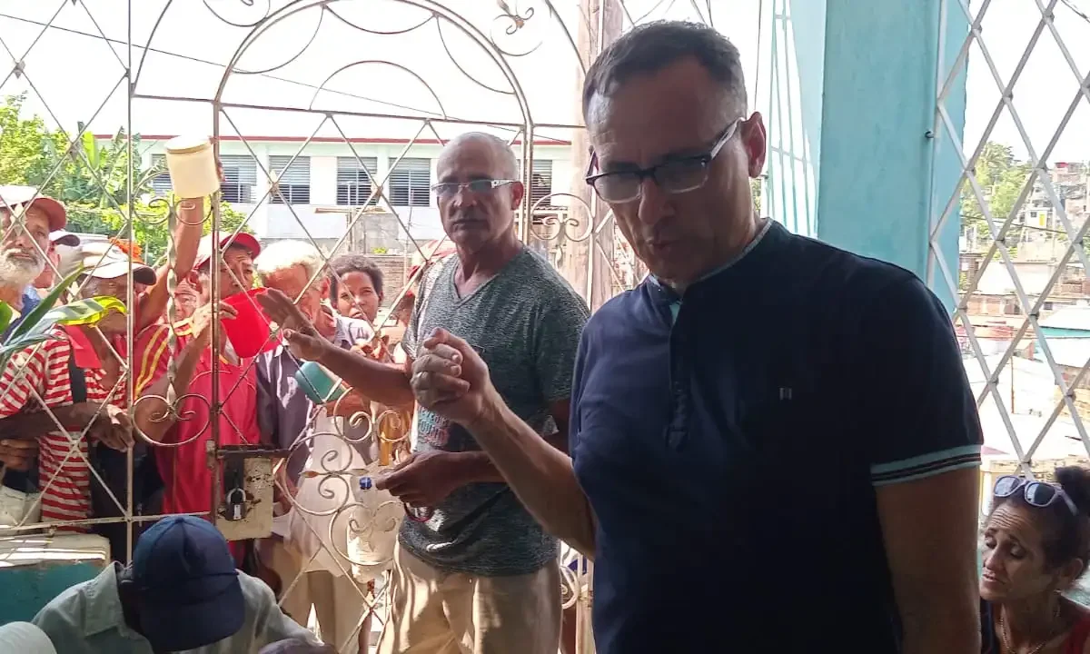 jose-daniel-ferrer-alimenta-a-mas-de-mil-personas-en-santiago-de-cuba