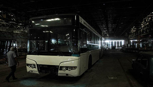 Reparan con ayuda china unos 100 ómnibus para fortalecer transporte en La Habana