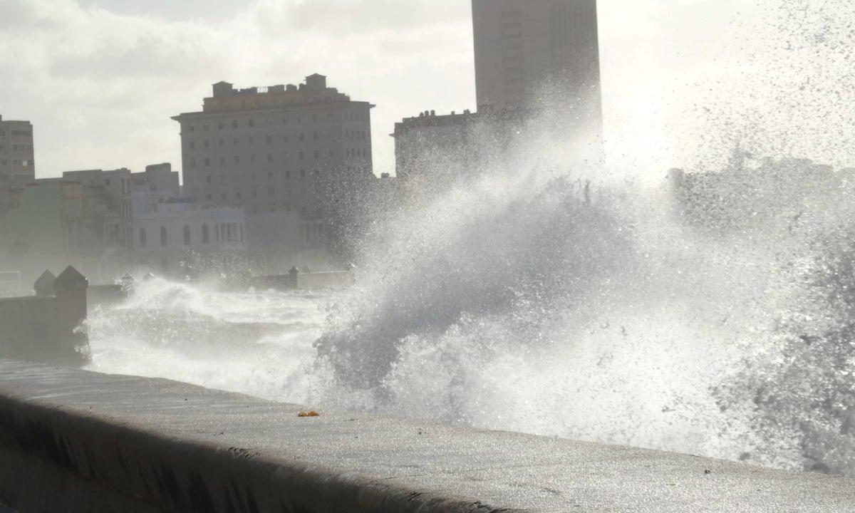 hallado-el-cuerpo-de-un-menor-arrastrado-por-el-oleaje-en-el-malecon-habanero