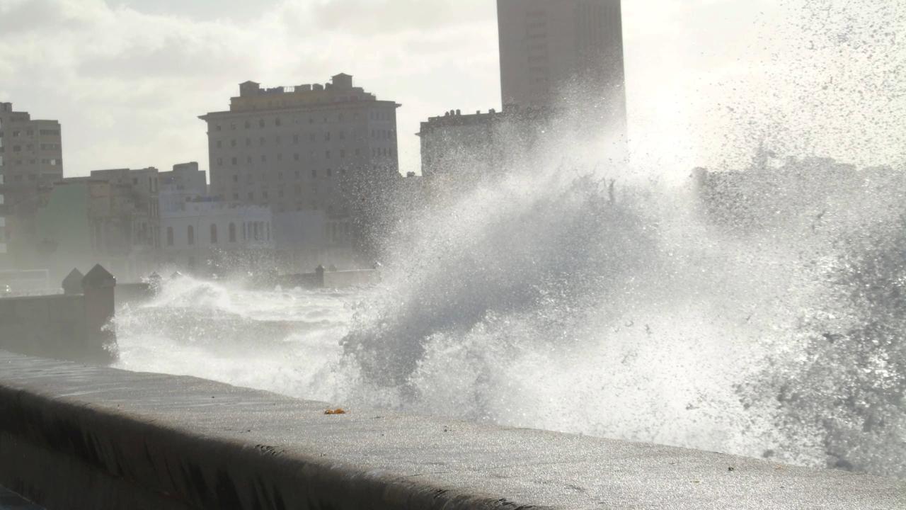 Hallado el cuerpo de un menor arrastrado por el oleaje en el Malecón habanero