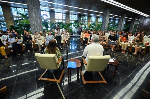 Díaz-Canel dialogó con mujeres cubanas de varias generaciones