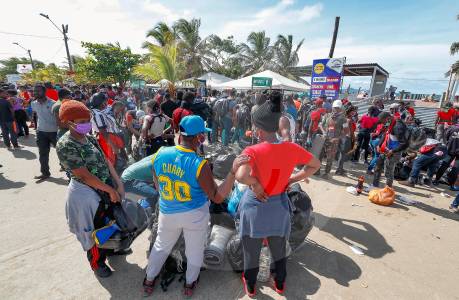 A migrantes deportados de Panamá los están devolviendo a Necoclí en barcos de carga
