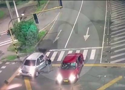 video-|-capturaron-a-una-pareja-por-amenazar-con-una-pistola-a-conductor-que-choco-un-carro-en-envigado