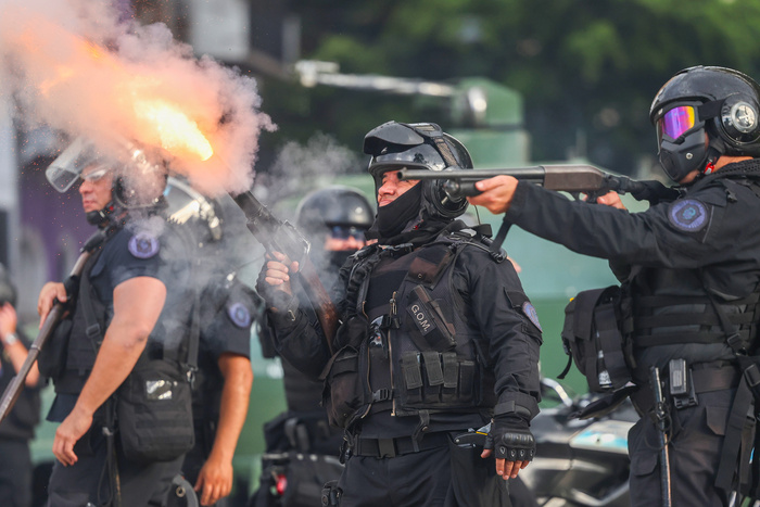 Jubilados y jóvenes enfrentan represión en protesta contra políticas de Milei