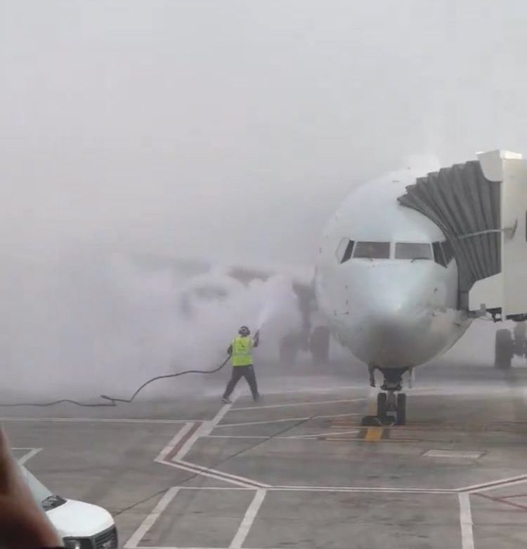 Evacúan avión de American Airlines en Denver por incendio en motor antes de despegar (+ Video)