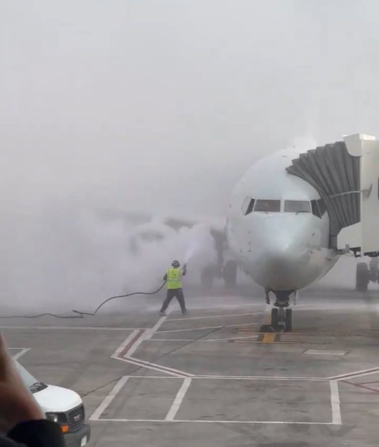 Evacúan avión de American Airlines en Denver por incendio en motor antes de despegar (+ Video)