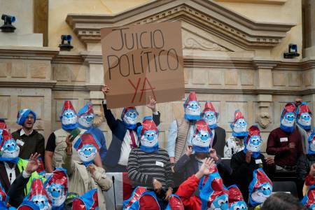 caso-petro:-con-mascaras-de-“papas-pitufos”,-congresistas-pidieron-avances-en-la-investigacion