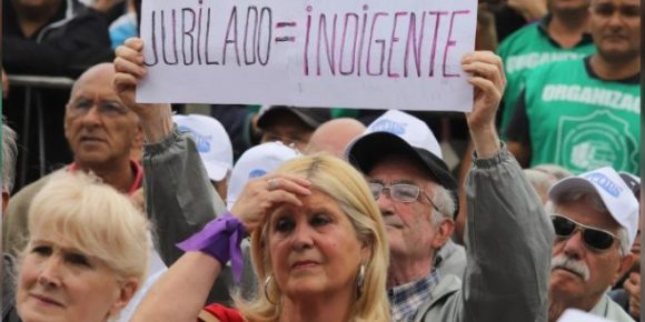 Ajuste de Milei agrava crisis: Jubilados pierden cinco pensiones en 14 meses, según informe (+ Video)