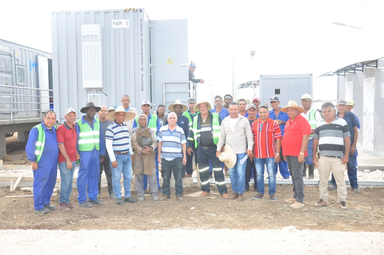 Director de la Unión Eléctrica visita parque solar fotovoltaico La Sabana