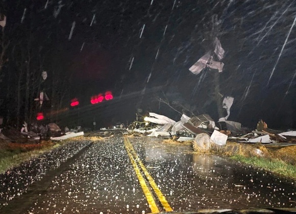 Enorme tormenta provoca más decenas de tornados y deja un saldo de 17 fallecidos