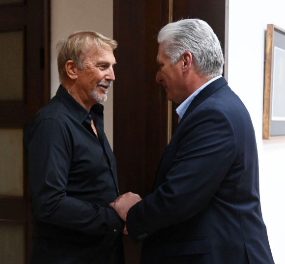 Presidente cubano recibe al actor, director y productor estadounidense Kevin Costner (+ Video)