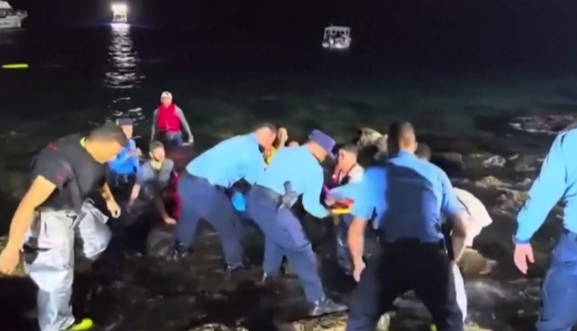 Avión cae al mar con 18 personas a bordo
