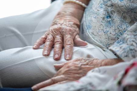 A una mujer de 70 años la torturaron en su casa en El Peñol y tuvo que fingir su muerte