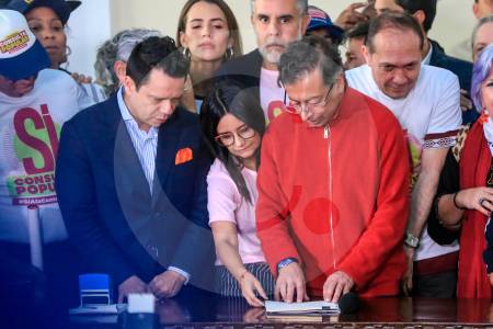 ¿Sí o no? Estas son las preguntas con las que Petro quiere cambiar el trabajo en Colombia
