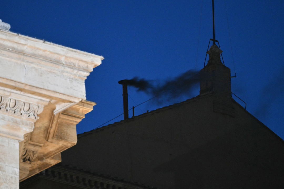 sale-humo-del-tejado-de-la-capilla-sixtina-–-nicaragua-investiga