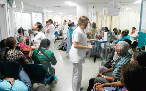 “¿No es golpe blando al Congreso?”: pacientes reaccionan a decreto que cambia modelo de salud
