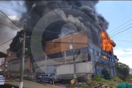 Controlado el incendio de gran magnitud en una empresa de espumas de La Estrella, Antioquia