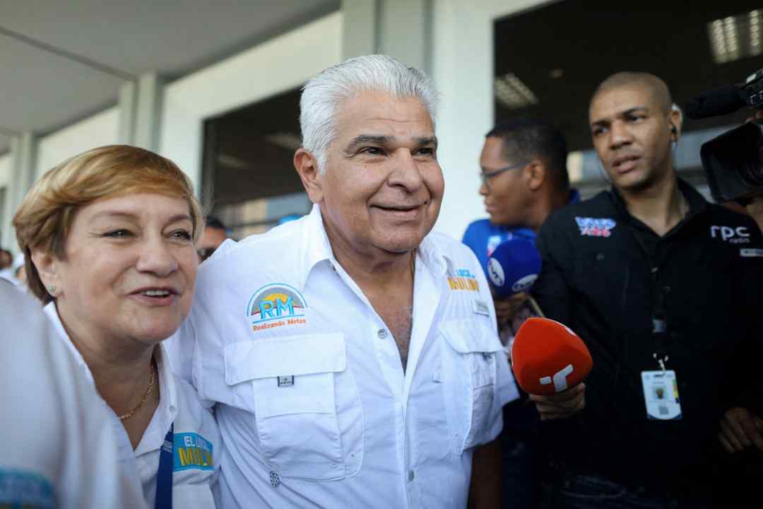 Ricardo Martinelli abandona embajada nica y se refugia en Colombia – Nicaragua Investiga
