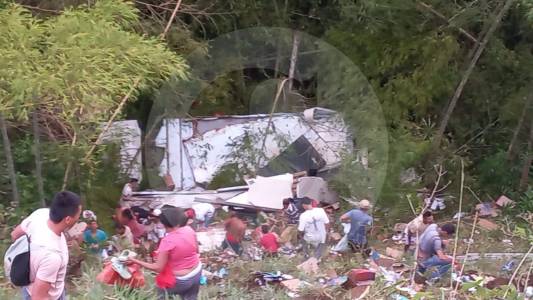 Camión que se volcó en el Suroeste de Antioquia terminó saqueado