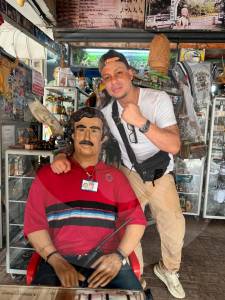 Una foto con un muñeco de Pablo Escobar facilitó la captura de narco extranjero en Colombia