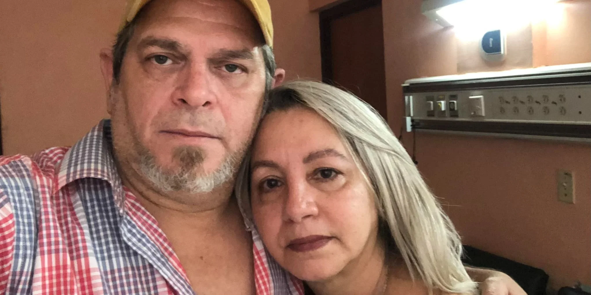 Actor cubano Alejandro Palomino clama por la cirugía que necesita su esposa