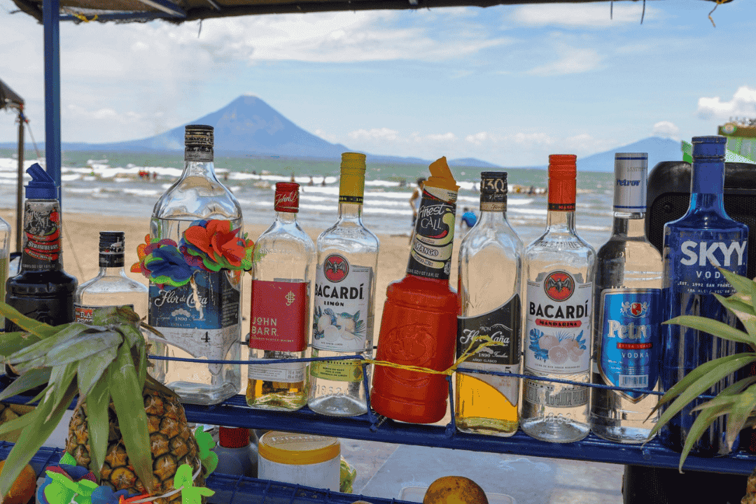 El negocio del alcohol: otra fuente millonaria para el régimen