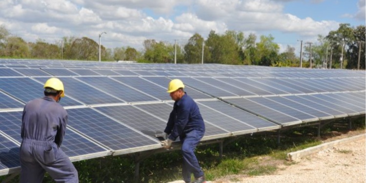 Régimen asegura que los parques solares en la Isla resistirán los próximos huracanes