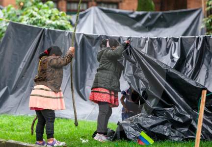 Hay acuerdo para reubicar indígenas asentados en Bogotá, según Defensoría del Pueblo
