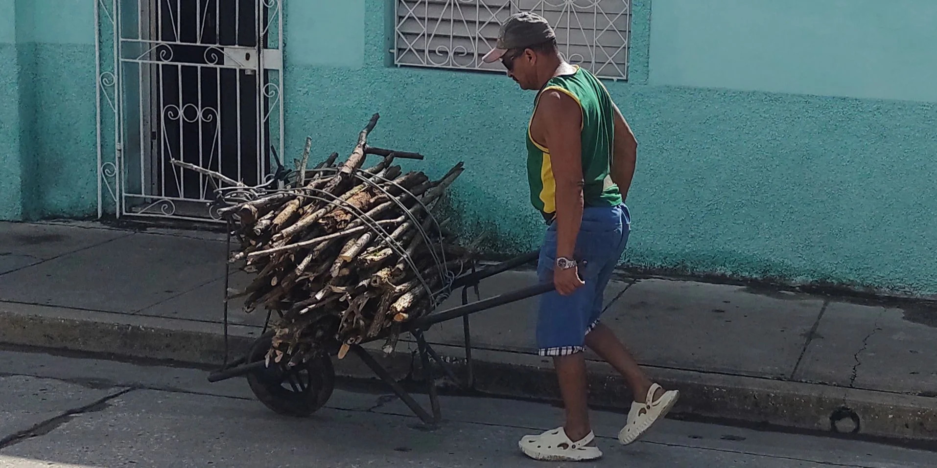 Sin gas y con apagones: Holguín cocina con leña y carbón