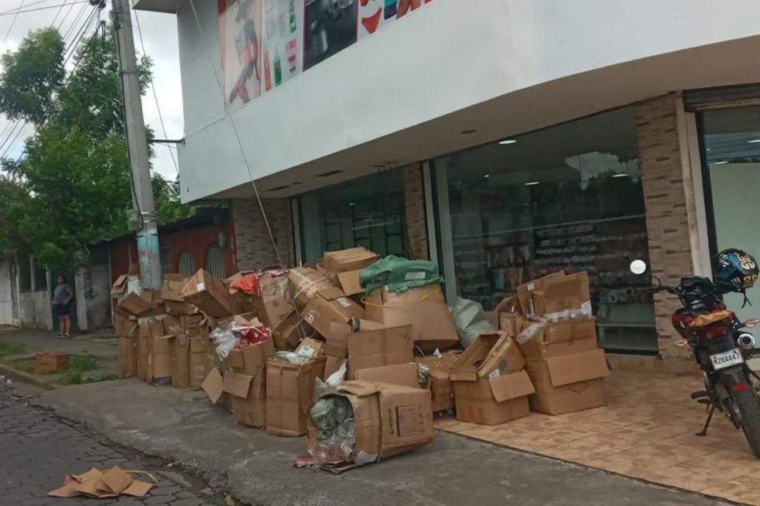alcaldia-multa-a-empresa-china-por-arrojar-basura-en-la-via-publica