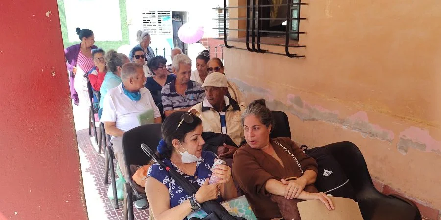 Colas, demora y errores: así es hacer trámites en Holguín
