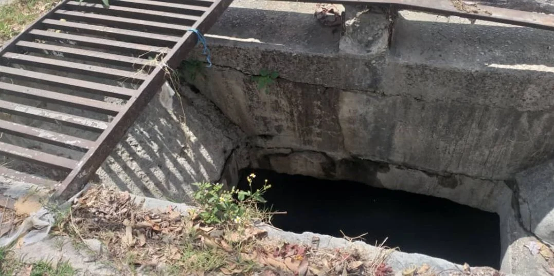 anciano-cae-por-el-hueco-de-un-tragante-sin-proteccion-en-santos-suarez