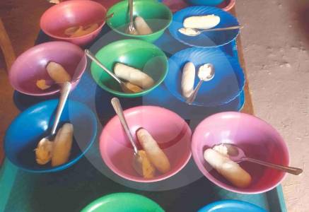 A niños del PAE en La Guajira les dan ‘bollo’ y mantequilla de desayuno