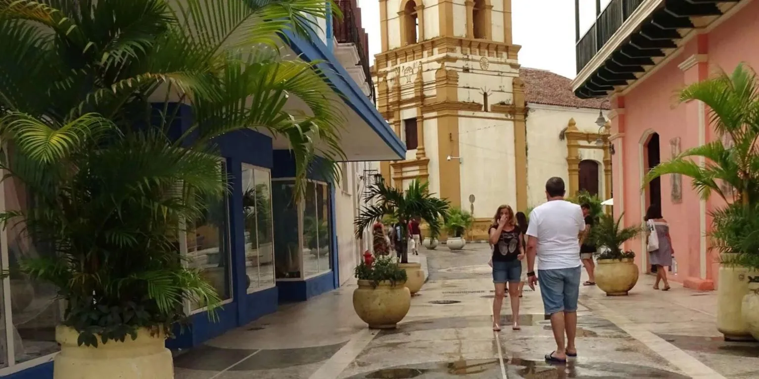 Una oficial de la PNR es atacada con arma blanca en el bulevar de Camagüey
