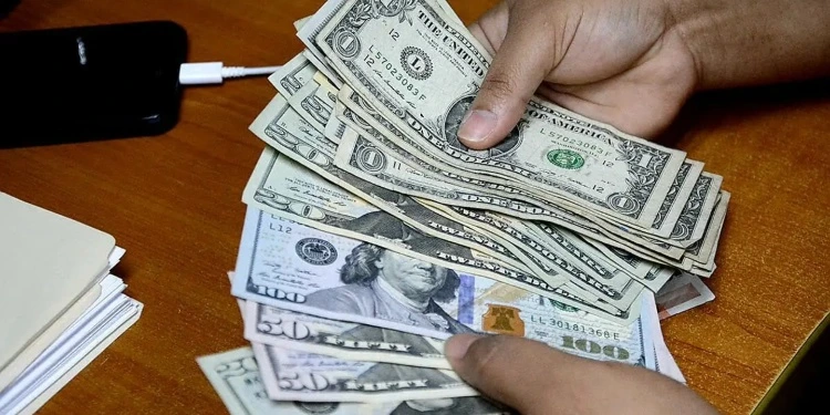 El dólar repunta en el mercado informal cubano tras las nuevas tarifas de ETECSA