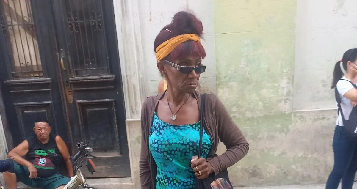«en-cuba-no-hay-bloqueo»:-una-mujer-pierde-la-paciencia-por-la-escasez-de-efectivo-en-la-isla