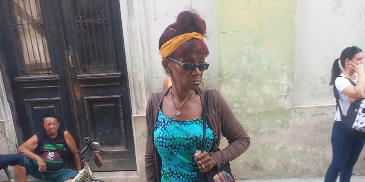 «En Cuba no hay bloqueo»: Una mujer pierde la paciencia por la escasez de efectivo en la Isla