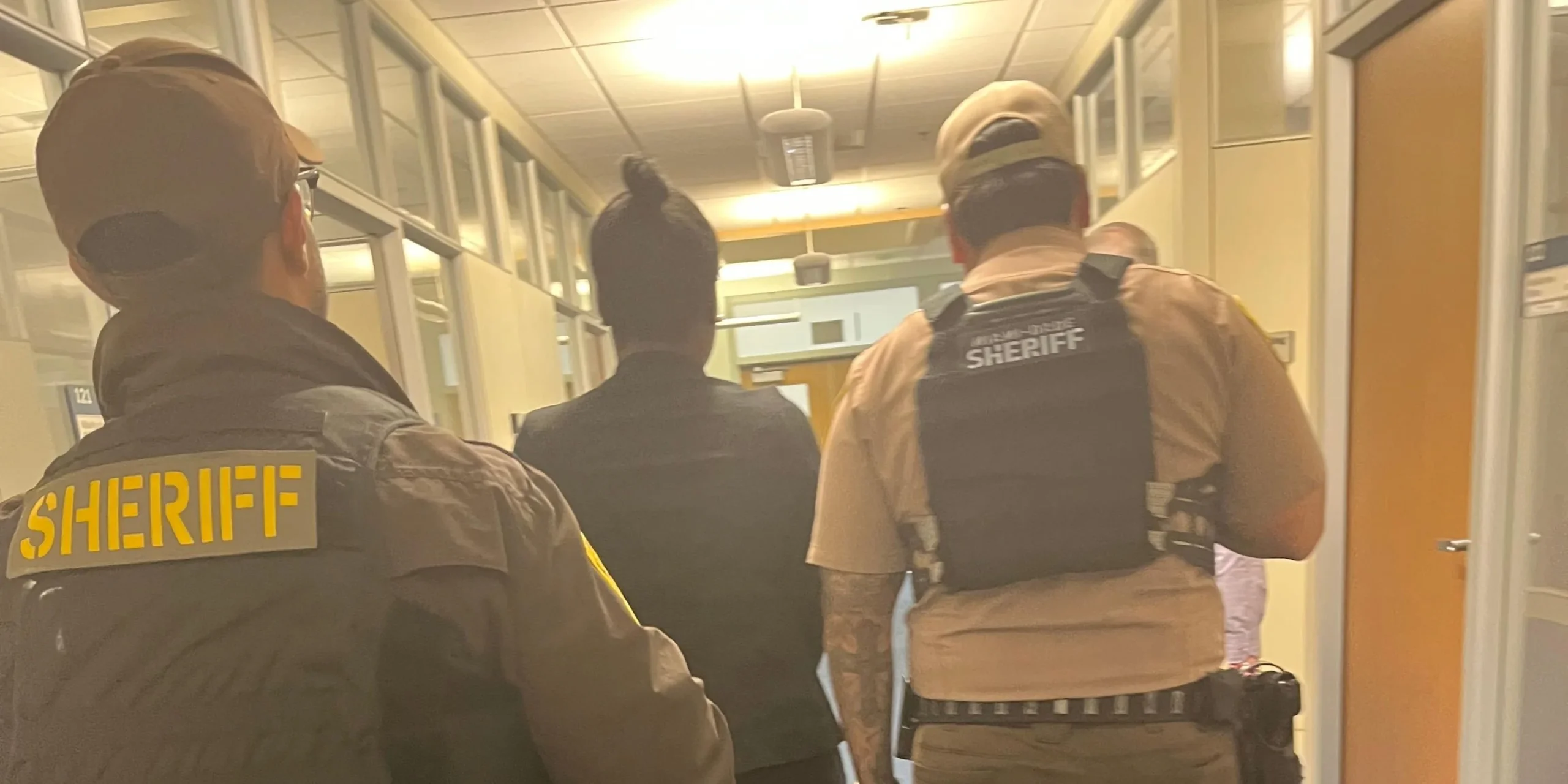 Migrantes con orden de arresto que acudan a las oficinas de USCIS serán detenidos