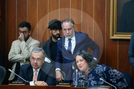 “No es sensato”: Lozano rechaza idea de Benedetti para evitar consulta popular