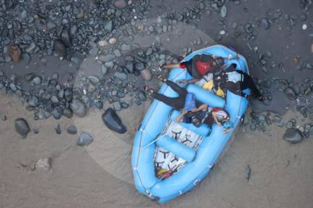 Rescataron a otras dos turistas afectadas tras la creciente del río Güejar, en Meta
