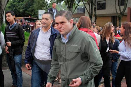 Exministro Juan Carlos Pinzón denunció que la UNP le retiró su esquema de seguridad
