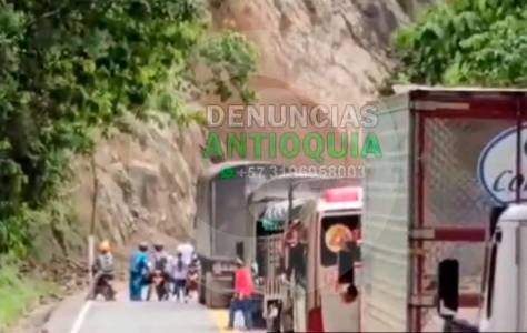 por-alud,-cierre-total-en-la-via-que-comunica-a-bolombolo-con-santa-fe-de-antioquia