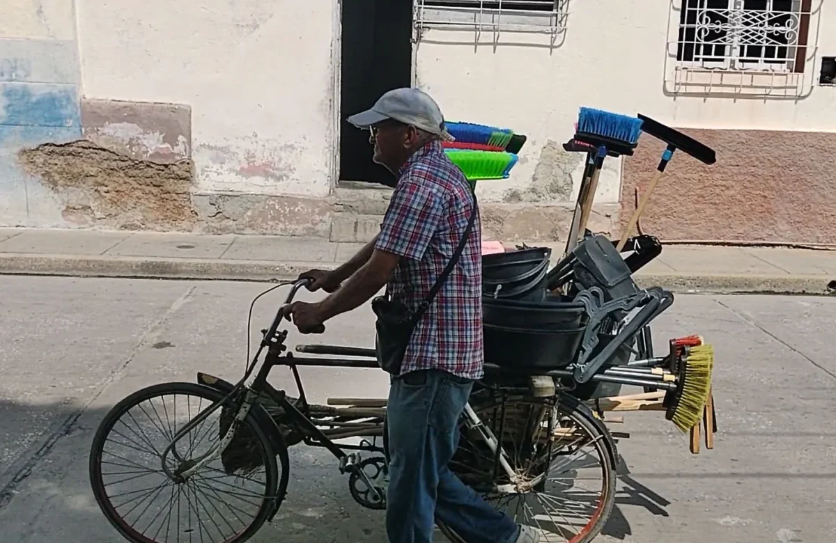 «si-no-vendemos,-no-comemos»:-jubilados-cubanos-en-el-mercado-informal