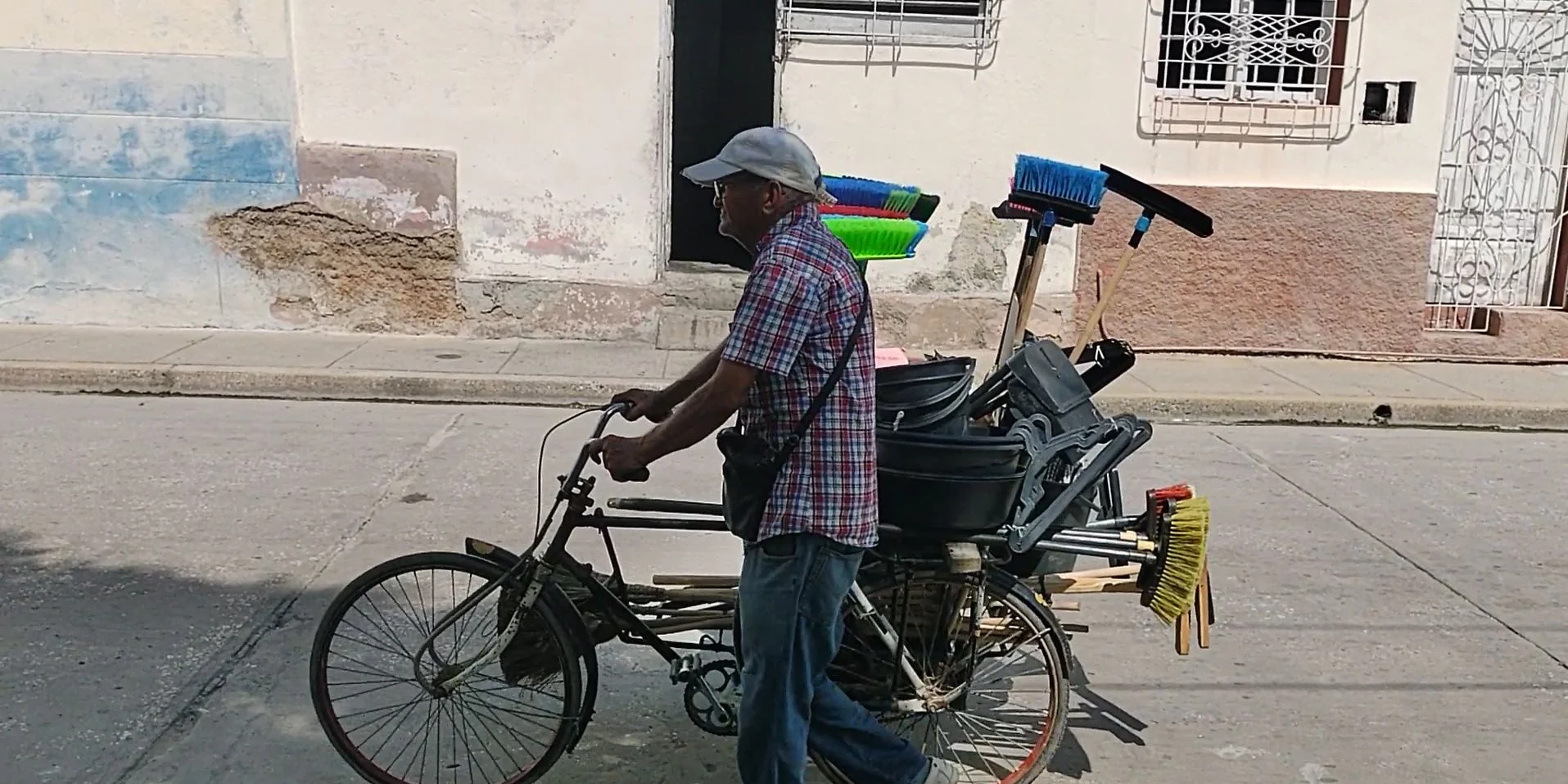 «Si no vendemos, no comemos»: Jubilados cubanos en el mercado informal