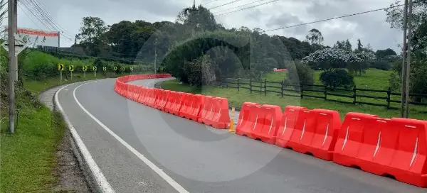 ¿Servirán? En la vía entre Rionegro y La Ceja instalaron separadores para reducir accidentes